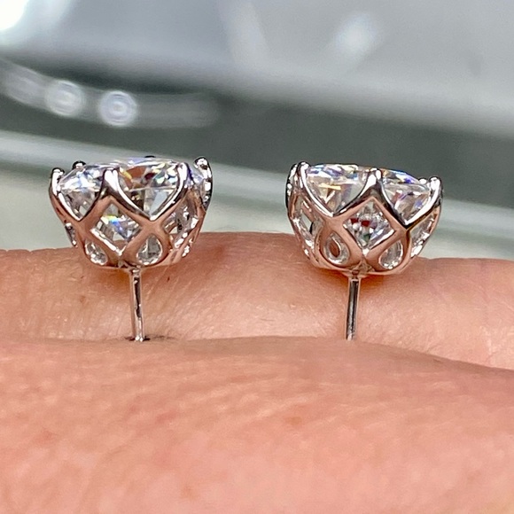 4 Carat Moissanite Diamond Stud Earrings (2 Carat each Stud) - Picture 5 of 12
